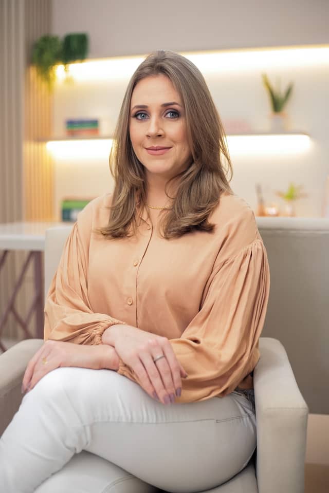 Eduarda Machado, sentada, com o olhar calmo