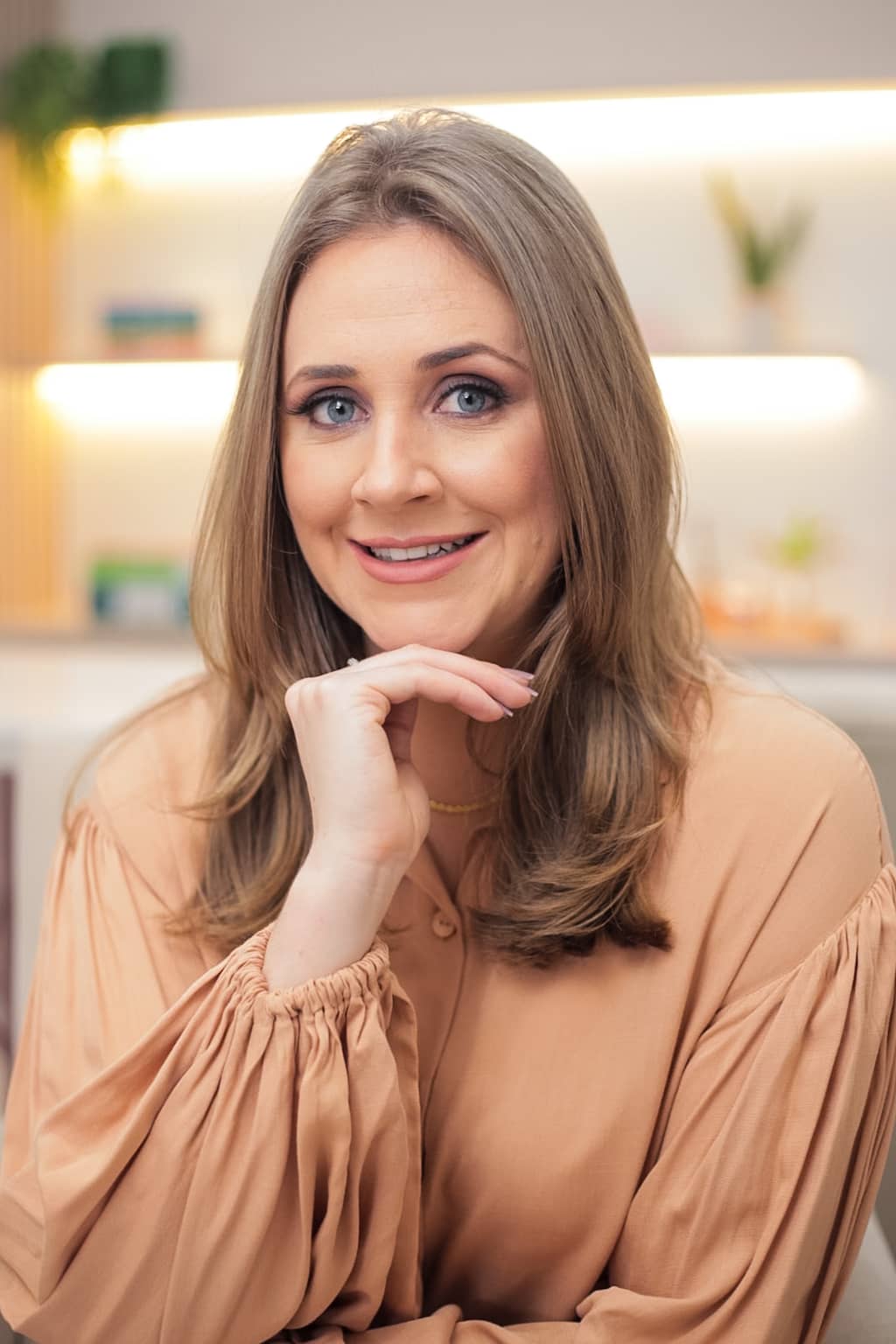 Eduarda Machado, nutricionista, em ambiente acolhedor de consultório